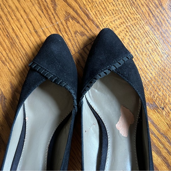 ▪️LIZ CLAIBORNE: Women’s 6.5, black suede pointed w/ruffle accent pumps▪️ - Picture 5 of 15